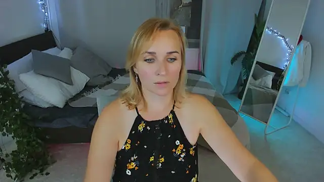 Snapshot of Karinella_x chatting on 09-19-25, 09:26 Karinella x online show from 09-19-25, 09:26