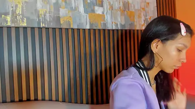 LauraAristizabal online show from 12-20-25, 12:23