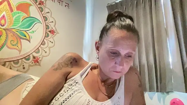 Snapshot of Sexy-Mel chatting on 12-03-25, 04:53 Sexy-Mel online show from 12-03-25, 04:53