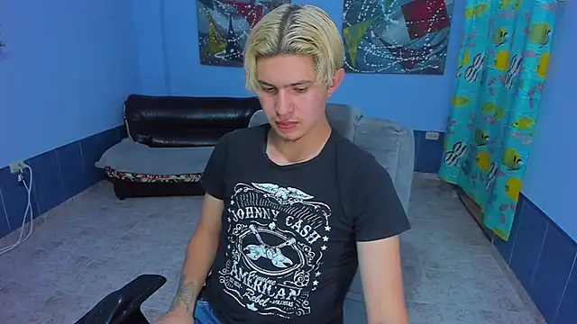 Snapshot of patrik_027 chatting on 11-03-25, 03:30 patrik 027 online show from 11-03-25, 03:30