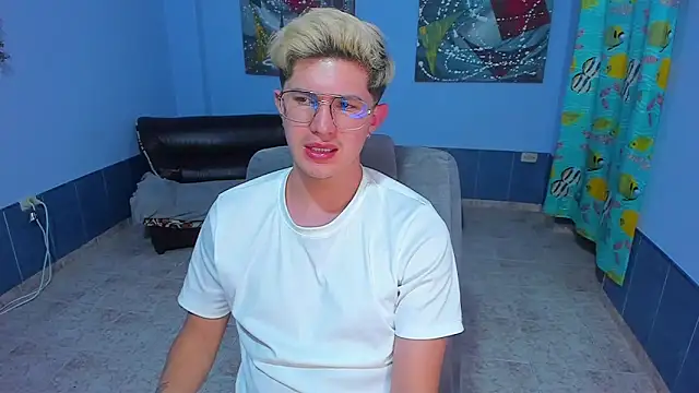 Snapshot of patrik_027 chatting on 11-25-25, 08:03 patrik 027 online show from 11-25-25, 08:03