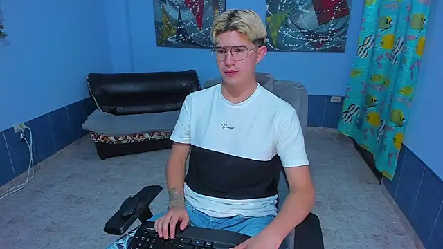 Snapshot of patrik_027 chatting on 11-26-25, 08:15 patrik 027 online show from 11-26-25, 08:15