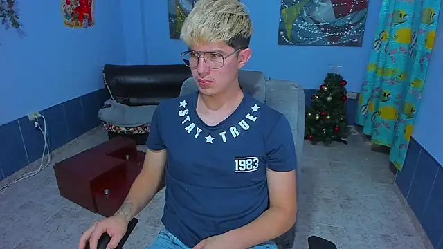 Snapshot of patrik_027 chatting on 12-04-25, 07:28 patrik 027 online show from 12-04-25, 07:28