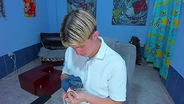 Snapshot of patrik_027 chatting on 12-05-25, 06:11 patrik 027 online show from 12-05-25, 06:11