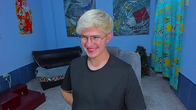 Snapshot of patrik_027 chatting on 12-19-25, 09:00 patrik 027 online show from 12-19-25, 09:00