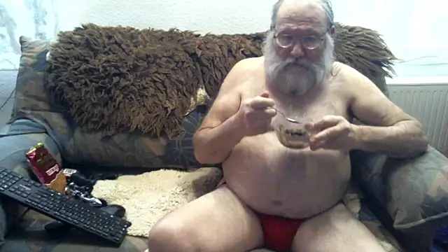 Snapshot of SexySantaC chatting on 01-08-25, 08:29 SexySantaC online show from 01-08-25, 08:29