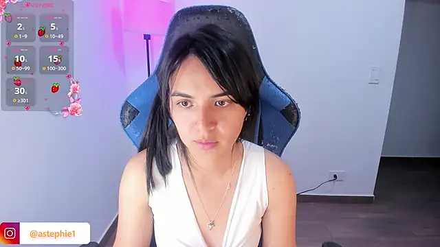 Snapshot of Miss_Nicole chatting on 11-14-25, 09:02 Miss Nicole online show from 11-14-25, 09:02