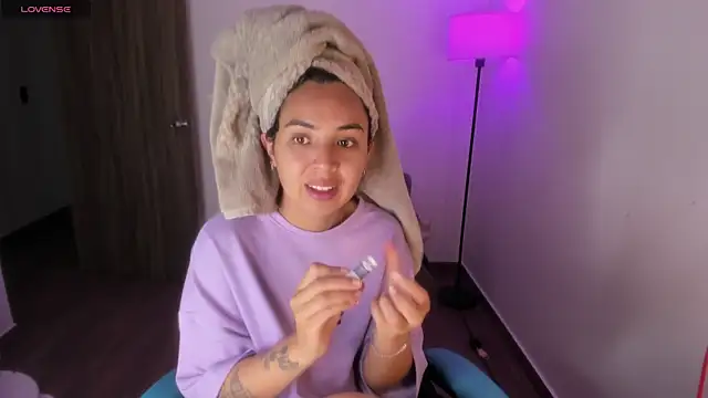 Snapshot of Miss_Nicole chatting on 12-17-25, 07:20 Miss Nicole online show from 12-17-25, 07:20