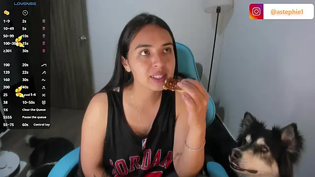 Snapshot of Miss_Nicole chatting on 01-11-26, 12:37 Miss Nicole online show from 01-11-26, 12:37