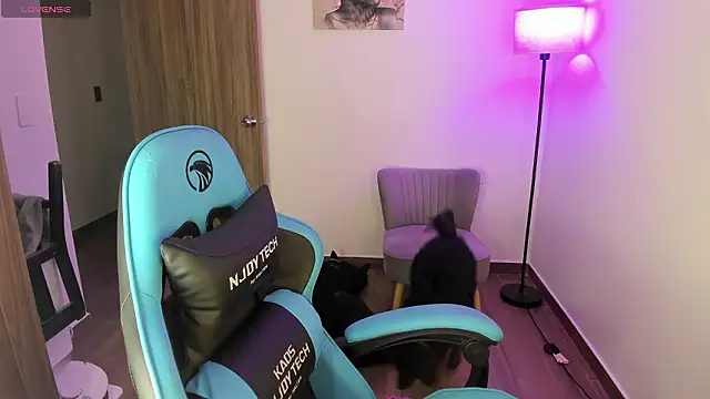 Snapshot of Miss_Nicole chatting on 03-13-26, 08:37 Miss Nicole online show from 03-13-26, 08:37