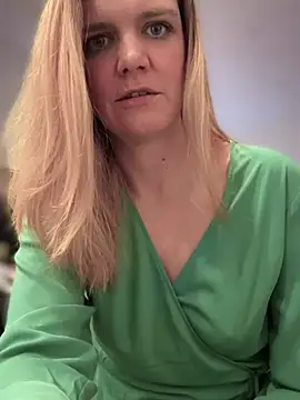 Snapshot of Suesse_Schnitte chatting on 02-06-25, 09:28 Suesse Schnitte online show from 02-06-25, 09:28