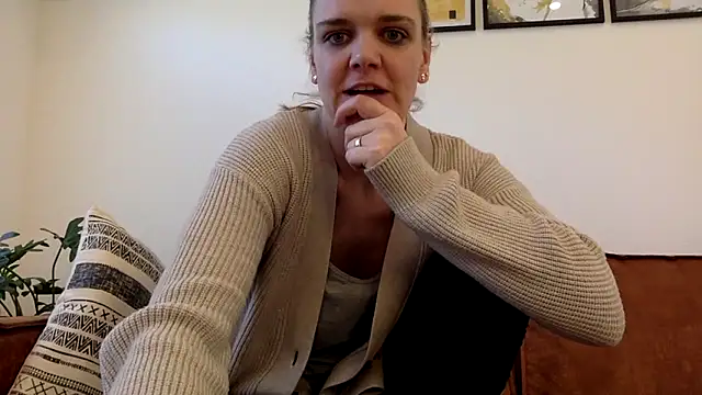 Snapshot of Suesse_Schnitte chatting on 02-14-25, 08:52 Suesse Schnitte online show from 02-14-25, 08:52