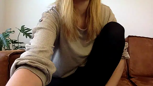 Snapshot of Suesse_Schnitte chatting on 02-14-25, 12:03 Suesse Schnitte online show from 02-14-25, 12:03