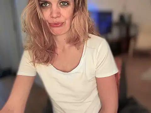 Snapshot of Suesse_Schnitte chatting on 02-20-25, 07:45 Suesse Schnitte online show from 02-20-25, 07:45