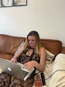 Snapshot of Suesse_Schnitte chatting on 03-12-25, 12:57 Suesse Schnitte online show from 03-12-25, 12:57