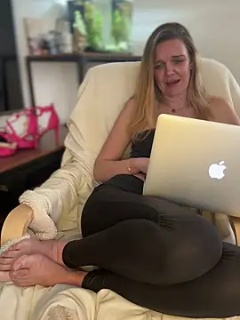 Snapshot of Suesse_Schnitte chatting on 03-18-25, 12:36 Suesse Schnitte online show from 03-18-25, 12:36