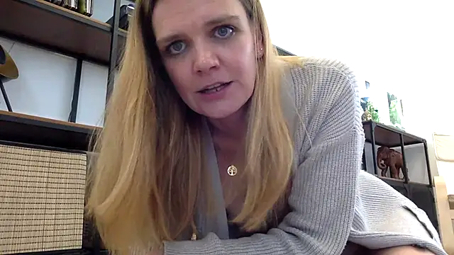 Snapshot of Suesse_Schnitte chatting on 03-20-25, 09:04 Suesse Schnitte online show from 03-20-25, 09:04