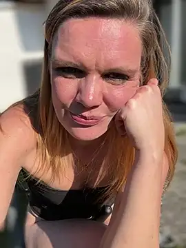 Snapshot of Suesse_Schnitte chatting on 03-21-25, 09:01 Suesse Schnitte online show from 03-21-25, 09:01