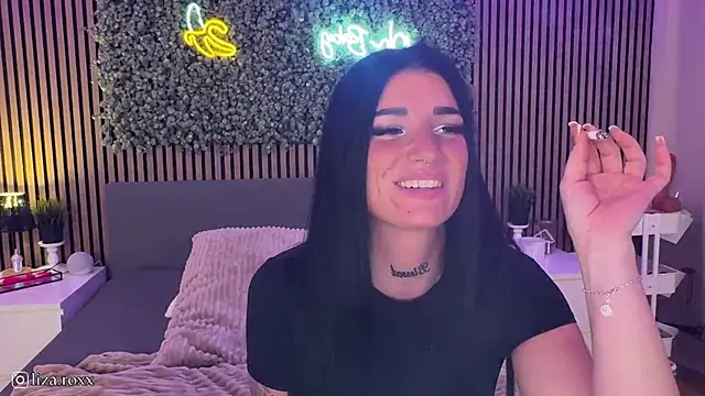 Snapshot of LizaRoxx chatting on 10-15-25, 07:14 LizaRoxx online show from 10-15-25, 07:14