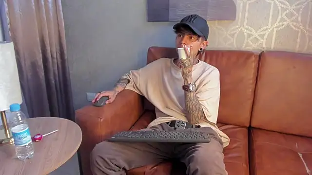 Snapshot of AcidMilo chatting on 12-10-24, 04:06 AcidMilo online show from 12-10-24, 04:06