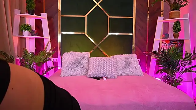 Snapshot of LittleeCutee chatting on 09-21-25, 06:37 LittleeCutee online show from 09-21-25, 06:37