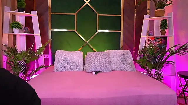 Snapshot of LittleeCutee chatting on 09-27-25, 07:02 LittleeCutee online show from 09-27-25, 07:02