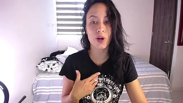 Snapshot of amyharlow_1 chatting on 12-18-25, 10:05 amyharlow 1 online show from 12-18-25, 10:05