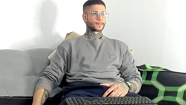  jamesleandros1 online show from 11-29-25, 08:01