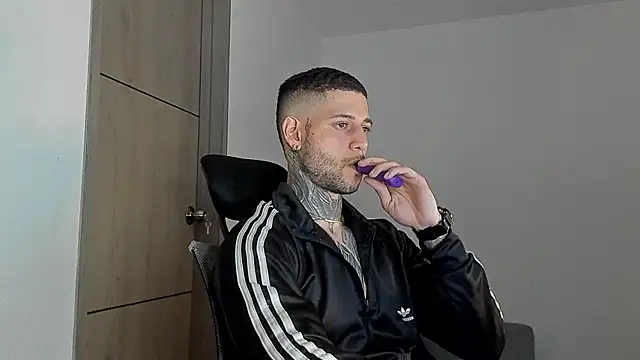  jamesleandros1 online show from 06-10-26, 01:17