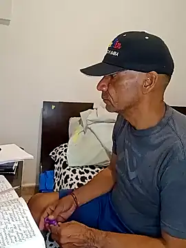 Snapshot of Daddy1972 chatting on 02-05-25, 05:42 Daddy1972 online show from 02-05-25, 05:42