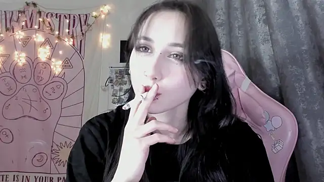 Snapshot of Holy420lolii chatting on 10-21-25, 07:36 Holy420lolii online show from 10-21-25, 07:36