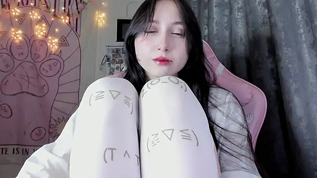 Snapshot of Holy420lolii chatting on 10-23-25, 08:29 Holy420lolii online show from 10-23-25, 08:29