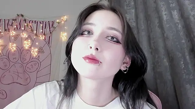 Snapshot of Holy420lolii chatting on 10-25-25, 06:35 Holy420lolii online show from 10-25-25, 06:35