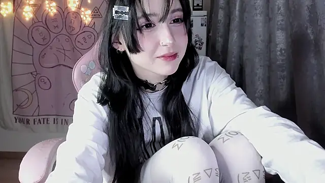 Snapshot of Holy420lolii chatting on 11-10-25, 06:29 Holy420lolii online show from 11-10-25, 06:29