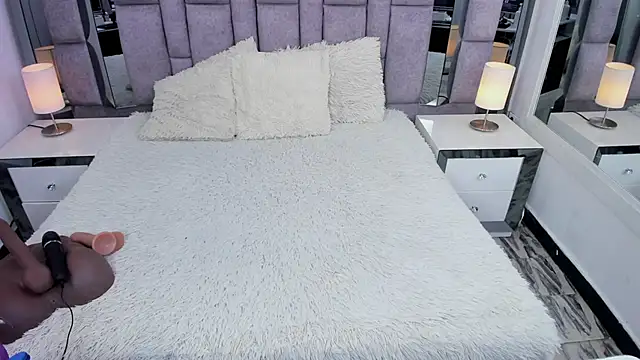 Snapshot of EMMAHILL1 chatting on 02-18-26, 11:17 EMMAHILL1 online show from 02-18-26, 11:17