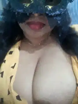 Snapshot of chubby_wife chatting on 06-05-26, 02:45 chubby wife online show from 06-05-26, 02:45