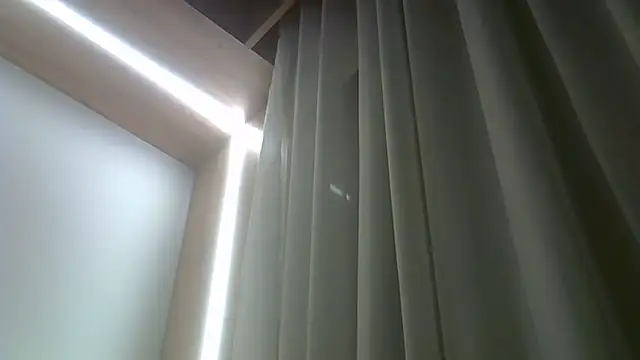 Skinny-Kitten online show from 11-20-25, 12:22