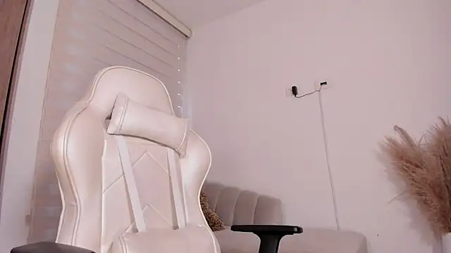 Snapshot of wandathompson_ chatting on 01-17-25, 02:18 wandathompson online show from 01-17-25, 02:18