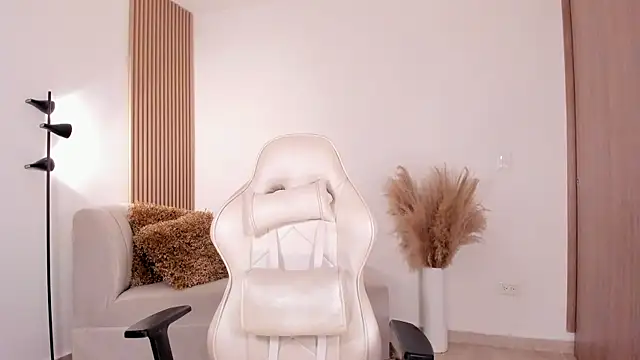 Snapshot of wandathompson_ chatting on 02-18-25, 05:21 wandathompson online show from 02-18-25, 05:21