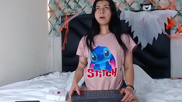 Snapshot of EmmaWilliamss chatting on 10-24-25, 04:47 EmmaWilliamss online show from 10-24-25, 04:47