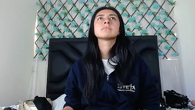 Snapshot of EmmaWilliamss chatting on 11-16-25, 04:34 EmmaWilliamss online show from 11-16-25, 04:34