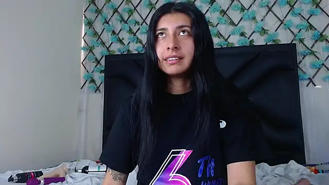 Snapshot of EmmaWilliamss chatting on 11-26-25, 03:24 EmmaWilliamss online show from 11-26-25, 03:24