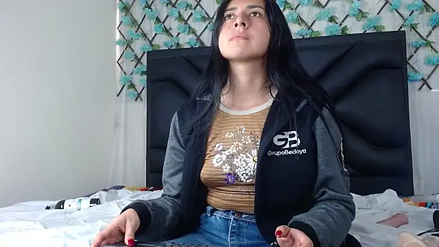 Snapshot of EmmaWilliamss chatting on 11-27-25, 03:14 EmmaWilliamss online show from 11-27-25, 03:14