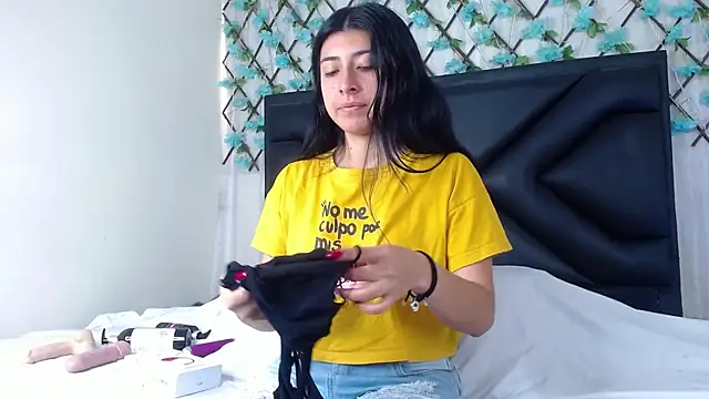 Snapshot of EmmaWilliamss chatting on 12-02-25, 03:51 EmmaWilliamss online show from 12-02-25, 03:51