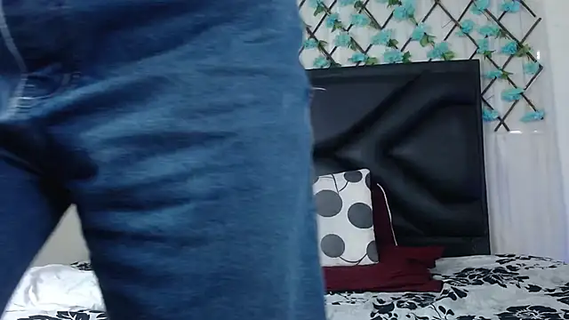 Snapshot of EmmaWilliamss chatting on 12-15-25, 04:11 EmmaWilliamss online show from 12-15-25, 04:11