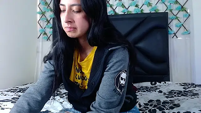 Snapshot of EmmaWilliamss chatting on 12-19-25, 02:35 EmmaWilliamss online show from 12-19-25, 02:35