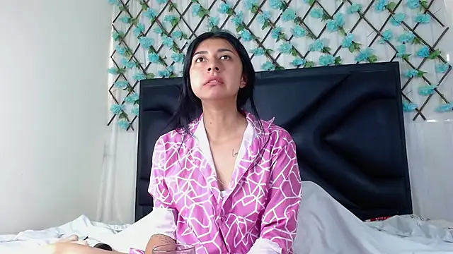 Snapshot of EmmaWilliamss chatting on 01-09-26, 03:37 EmmaWilliamss online show from 01-09-26, 03:37