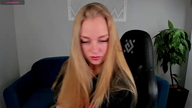 Snapshot of Barbie_Lis chatting on 03-19-25, 12:37 Barbie Lis online show from 03-19-25, 12:37