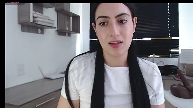 Snapshot of MIYESSI chatting on 03-08-25, 07:42 MIYESSI online show from 03-08-25, 07:42