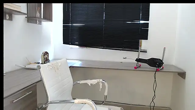 Snapshot of MIYESSI chatting on 09-08-25, 04:39 MIYESSI online show from 09-08-25, 04:39